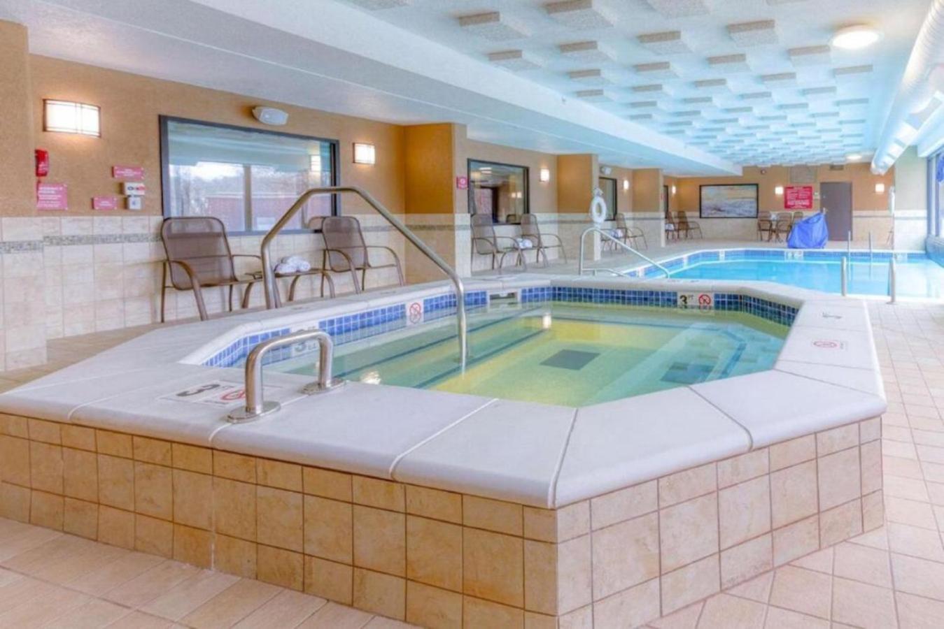 Heritage Inn & Suites St Louis Fenton, Trademark By Wyndham Luaran gambar