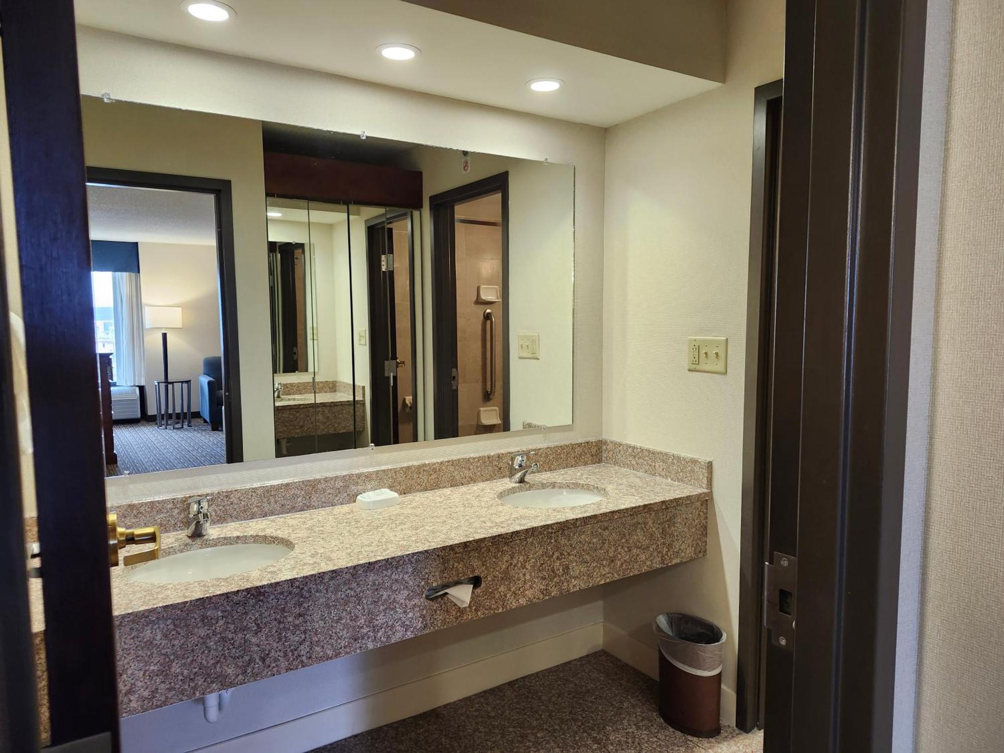 Heritage Inn & Suites St Louis Fenton, Trademark By Wyndham Luaran gambar